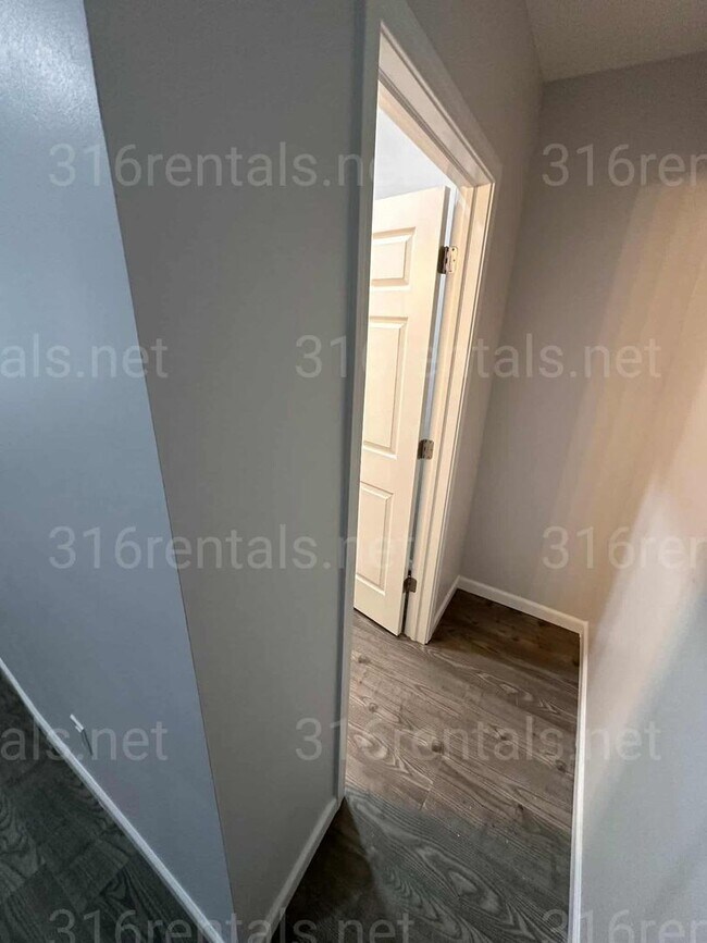 Building Photo - $1200 - 4 bedroom/ 2 bathroom - Single Fam...