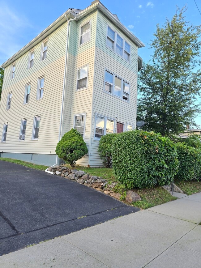 Building Photo - 302 Allen St
