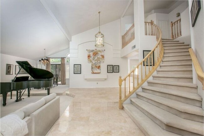 Building Photo - 5 bed 3 bath, 3500 sft in Tempe with pool