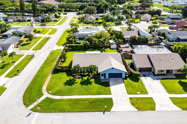 Building Photo - 1100 Basswood Pl