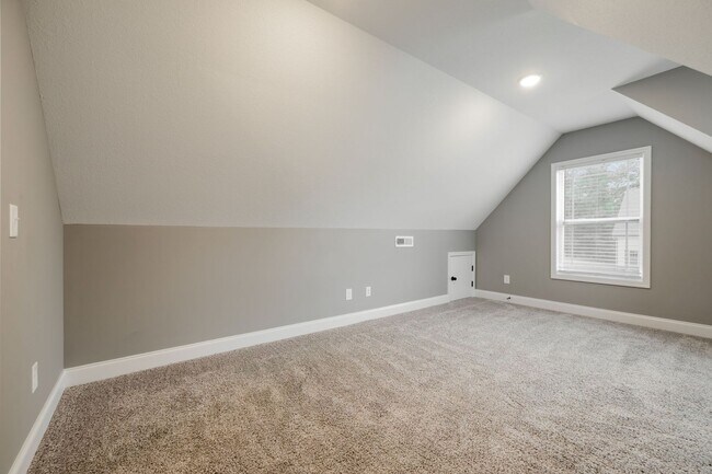 Building Photo - 3 Bedroom 2 1/2 Bathroom Home!!