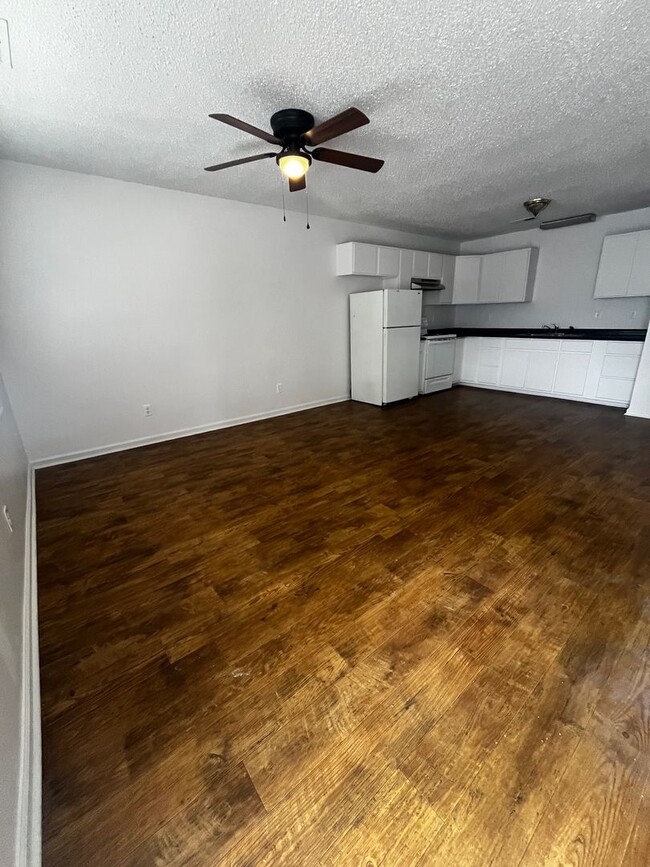 Building Photo - 3 Bedroom 1 Bath apartment!