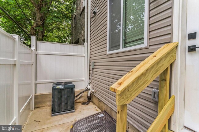 Building Photo - 2710 Latona St