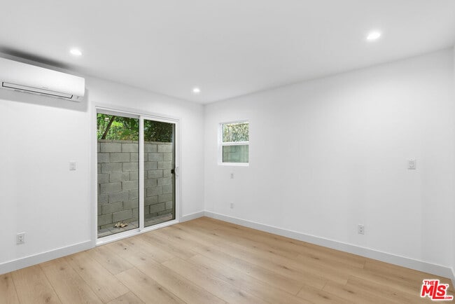 Building Photo - 3431 Edgehill Dr