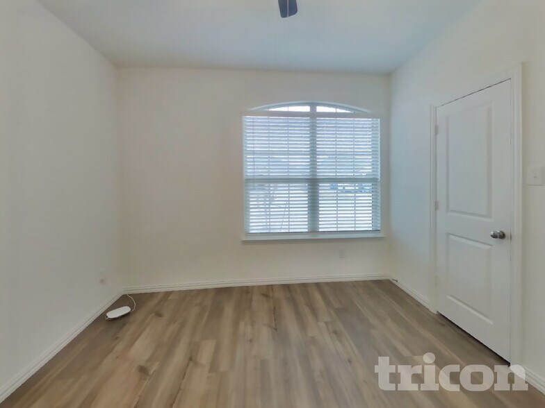 Building Photo - 5416 Montrose Dr