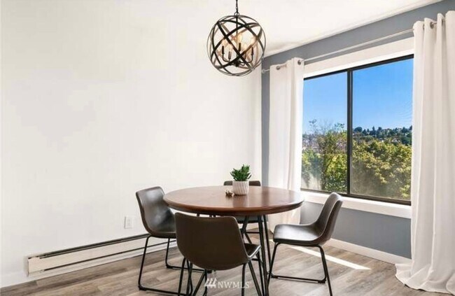 Building Photo - Magnolia Gem, Renovated for todays modern lifestyle