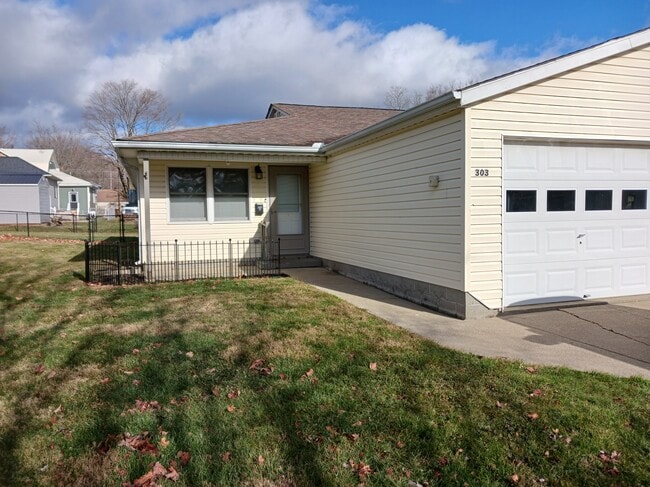 Building Photo - 301 E Hamtramck St