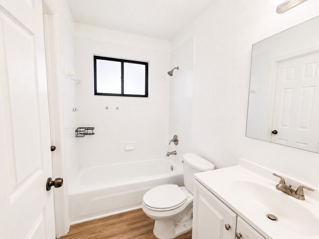 Building Photo - Updated 2-Bedroom Condo with Screened Lanai with water included.