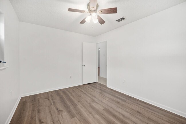 Building Photo - Spacious 3-Bedroom Home with Fireplace, Split Floor Plan & Screened Lanai in Southeast Ocala!