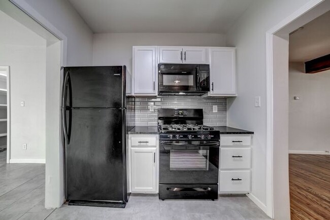 Building Photo - Move in Special! Stylish 3/1 Newly Renovat...