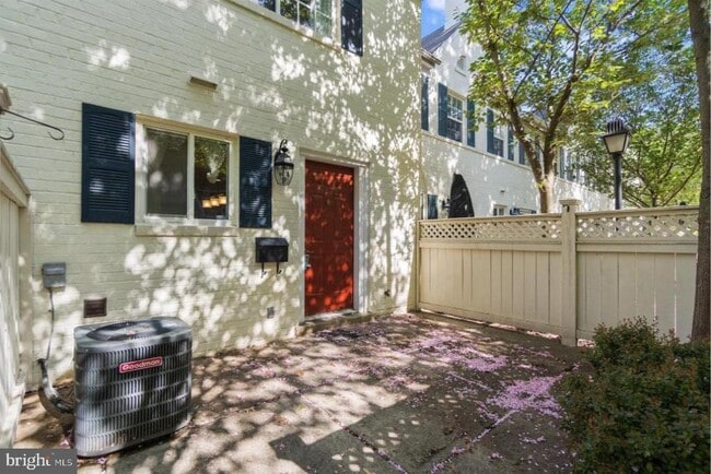 Building Photo - 5272 Maris Ave