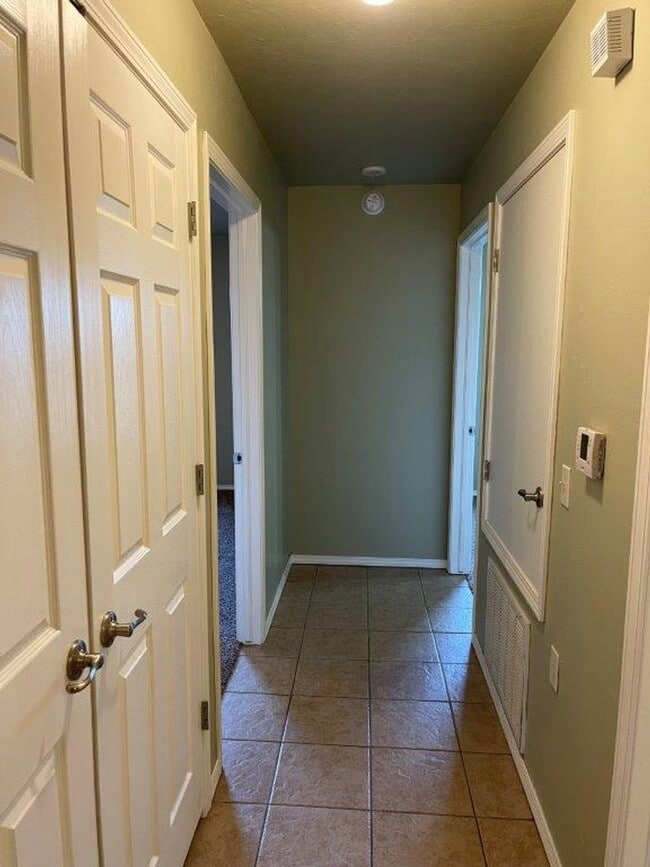Building Photo - 2 bed Senior Living with All appliances an...