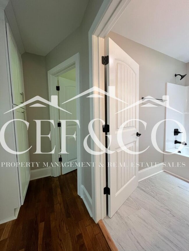 Building Photo - Spacious 3 bedroom home now available in Spartanburg!
