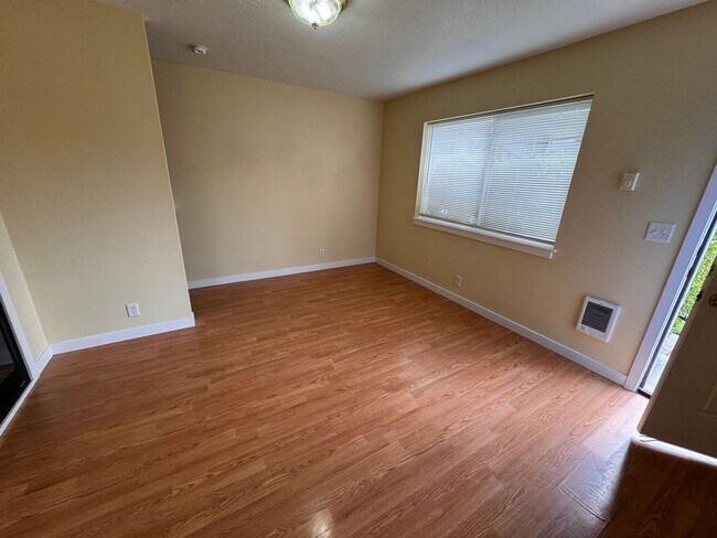 Building Photo - Blocks from UO! 2 large bedrooms 1.5 bath ...