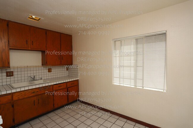 Building Photo - 830 E Anaheim St