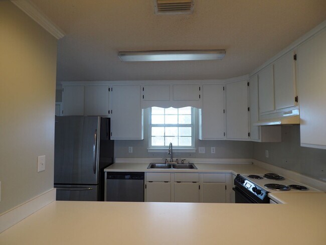 Building Photo - Gorgeous water views just blocks from the ...