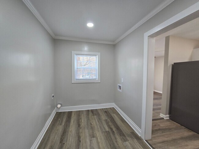 Building Photo - NEW LISTING!!!!!