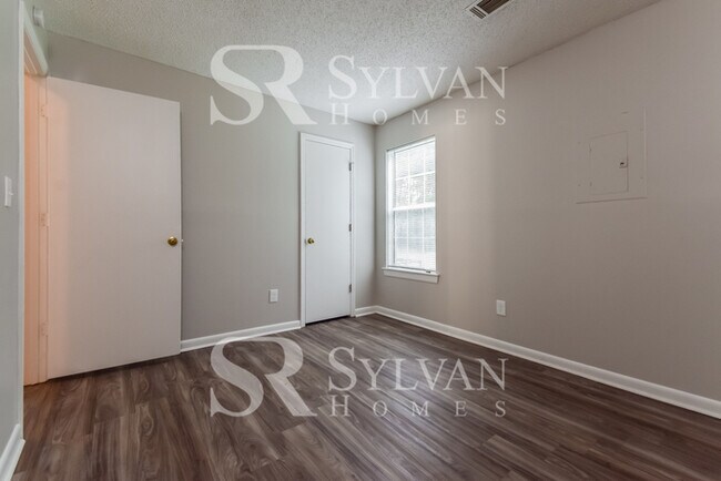 Building Photo - 5543 Pine Gate Dr