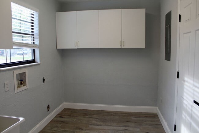 Building Photo - Port Orange Charming 5-Bedroom, 2-Bathroom...