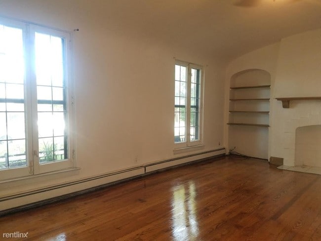 Building Photo - 2122 E Kenmore Pl