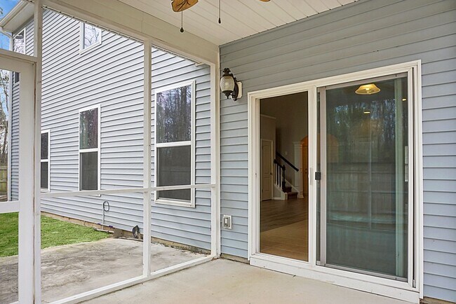 Building Photo - 3 bedrooms, 2.5 bathrooms  2-car garage in...
