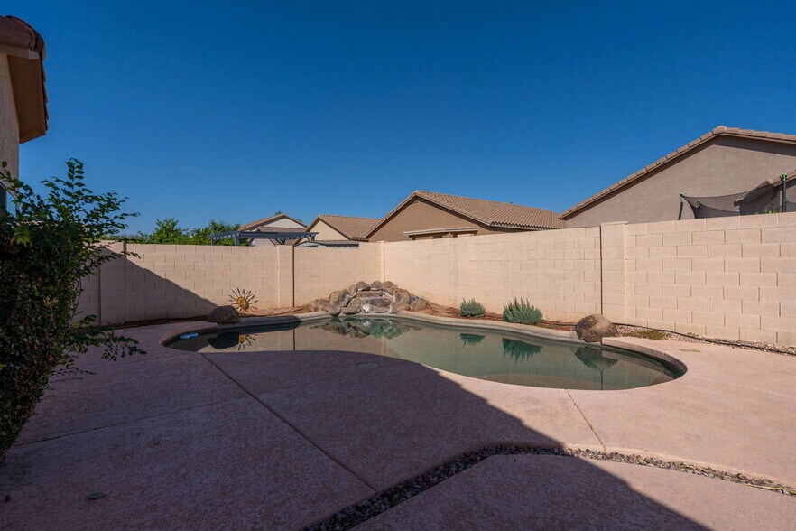 Building Photo - 15224 W Desert Hills Dr