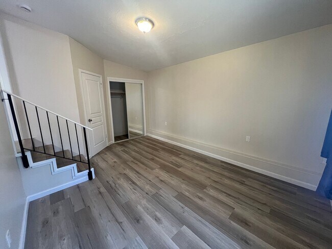 Building Photo - 3 bedrooms, 2 full bathrooms near CV high! Available now!