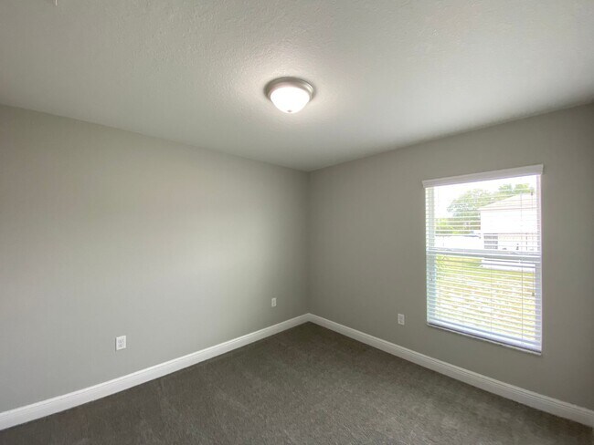 Building Photo - Desirable SW Ocala Neighborhood 4/2/2 *WON'T LAST*