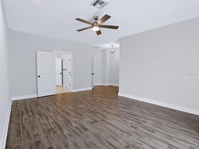 Building Photo - 2233 E Kaley Ave