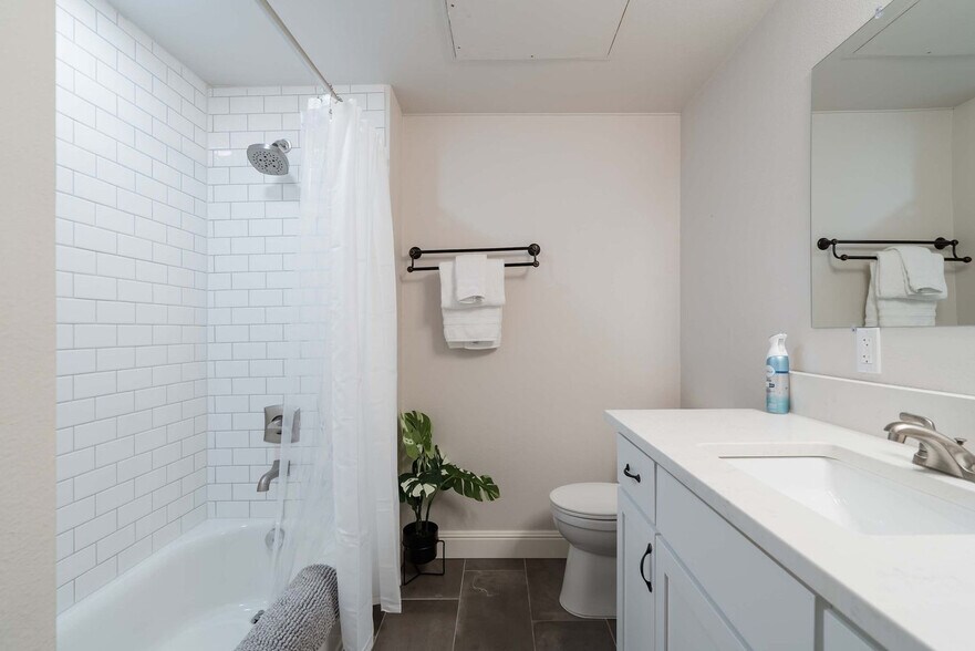 Building Photo - 529 NW 21st Ave