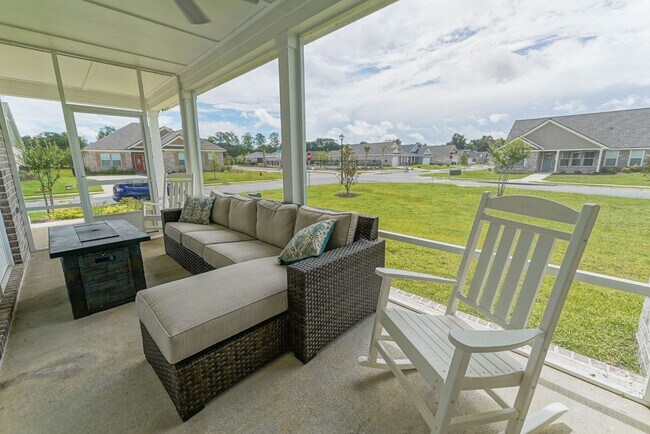 Building Photo - Available end of January in beautiful Summ...