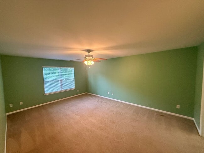 Building Photo - Beautiful private home!!
