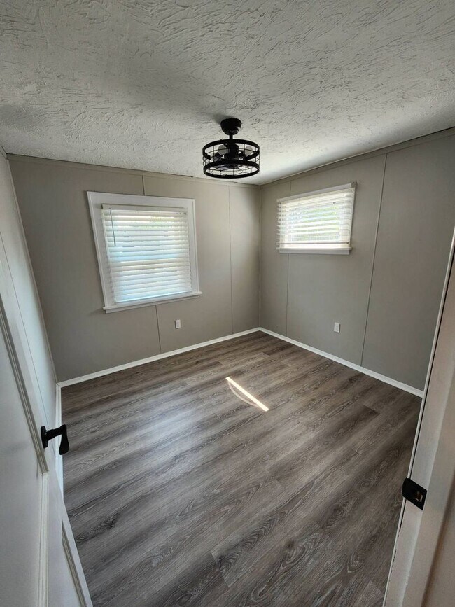 Building Photo - Newly Renovated 3-Bedroom Property in Prim...