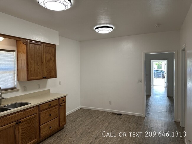 Building Photo - 405 S Laurel St
