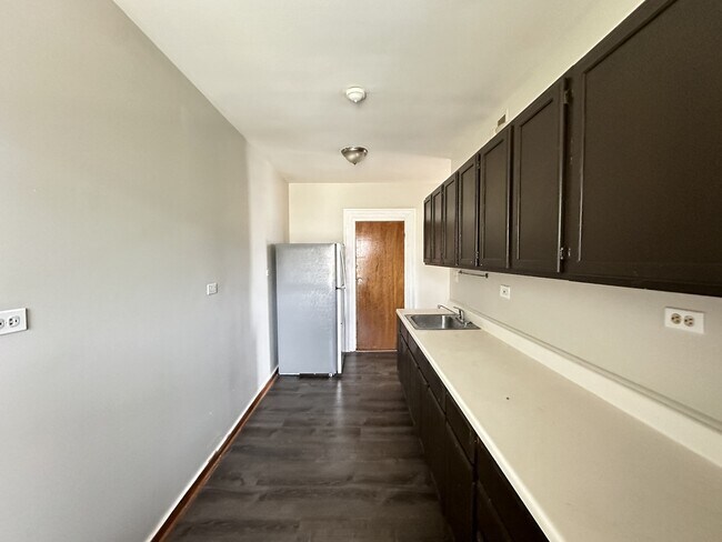 Building Photo - 6710 S Claremont Ave
