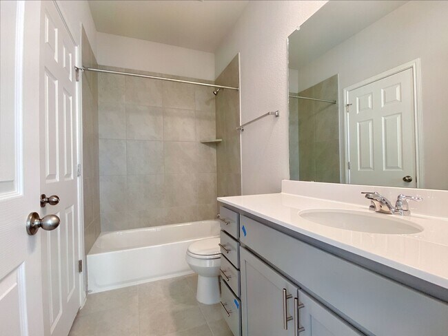Building Photo - Beautiful and Spacious 4/BR 3.5/BA Modern ...