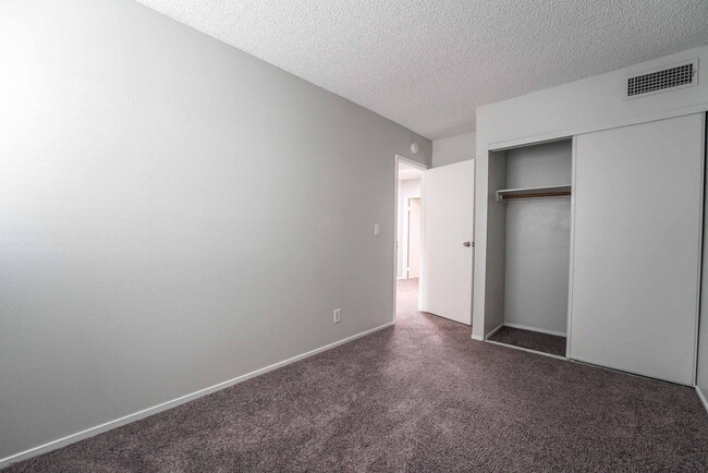 Building Photo - UPGRADED 3 BEDROOM TOWNHOME!!