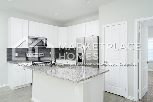 Building Photo - 16987 Balmoral St