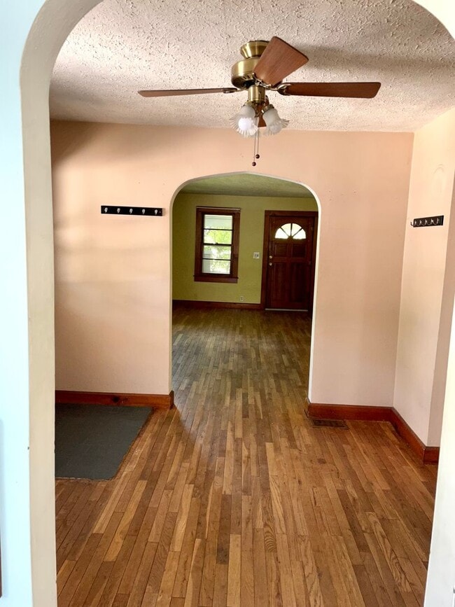 Building Photo - 3 bed/1 bath home near Upland Brewery avai...