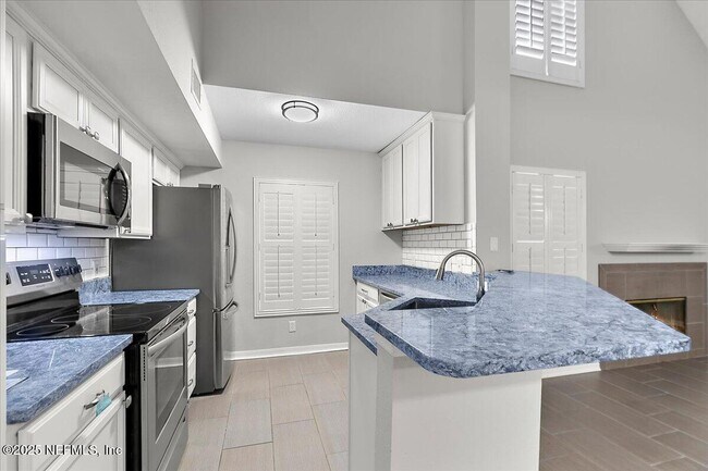 Building Photo - 13703 Richmond Park Dr N