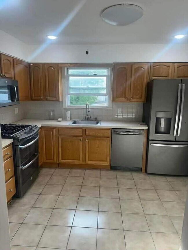 Building Photo - 22 E 18th St