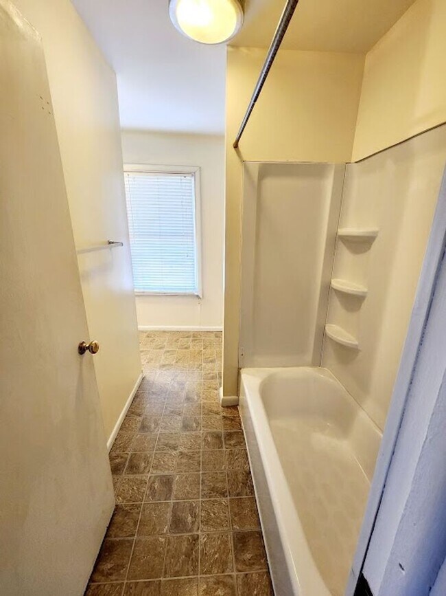 Building Photo - 305 Lyndhurst St