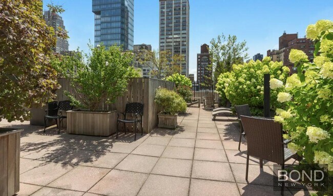 Building Photo - 340 E 74th St