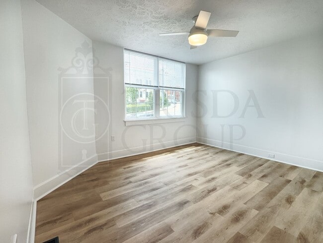 Building Photo - Avail Sept 1: 2BR Apt in Beechview, South Hills.  BEAUTIFUL design, Laminate Floors, AC, Pets OK,...