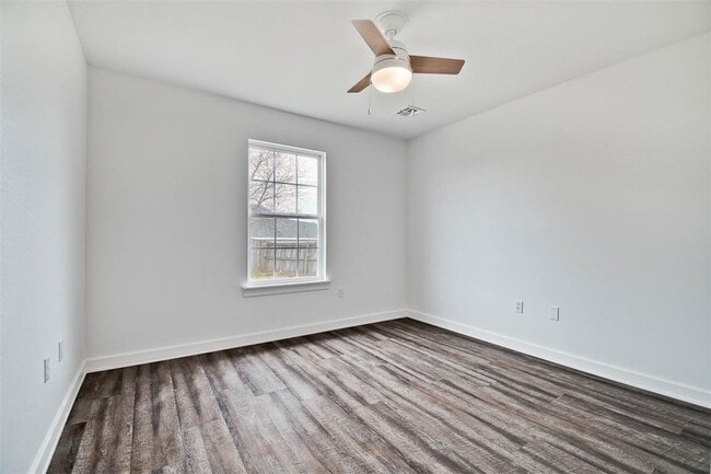 Building Photo - 902 SW Hopi Cir