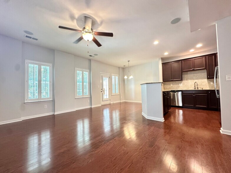 Building Photo - 2501 Silverthorn Dr