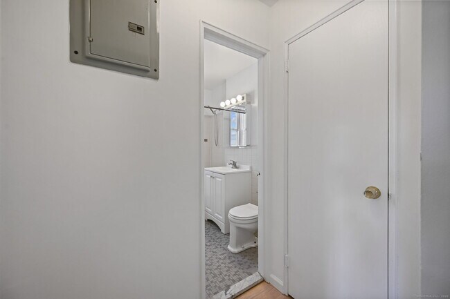Building Photo - 39 Glenbrook Rd