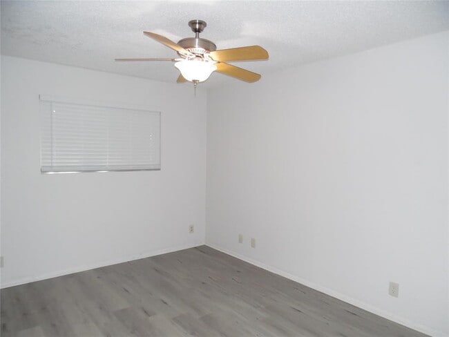 Building Photo - 7400 Dixie Dr