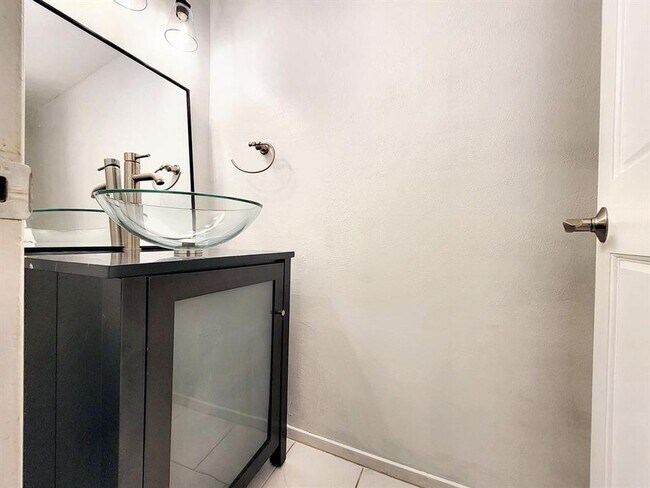 Building Photo - Cozy 3 Bed, 1.5 Bath Rental with Garage an...