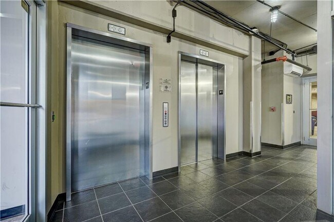 Building Photo - 1 NE 2nd St